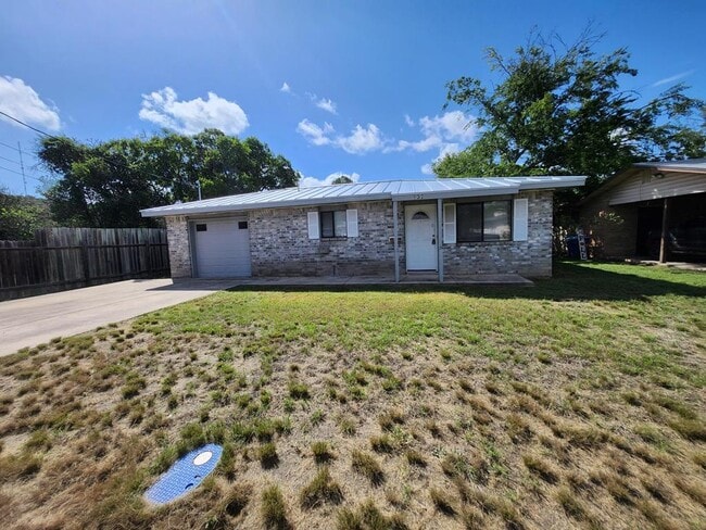 Primary Photo - 907 Barry Dr