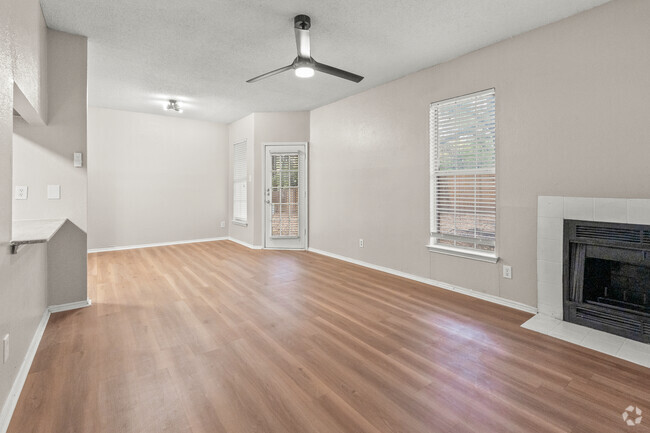 2BR, 2BA - 1250 SF - Living Room - Valencia Plaza Apartments