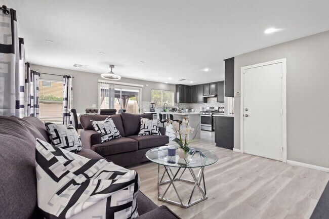 Building Photo - Cozy Furnished 3bed 3bath l Near Southern Highlands