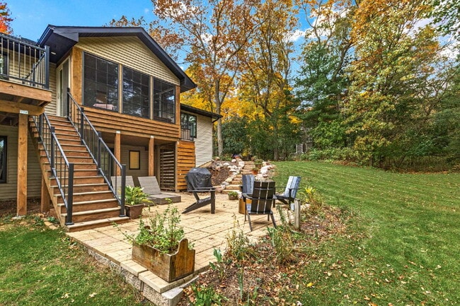 Building Photo - Designer 4 Bedroom Home with Sauna and Walk-Out Lower Level - Available May or June 1st