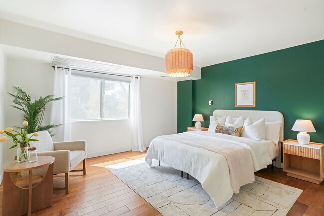 Building Photo - Stunning 2BD/2BA Condo Located in the hear...