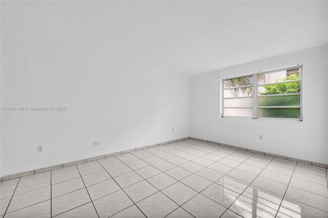 Building Photo - 325 NW 72nd Ave