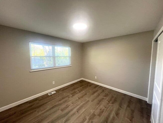 Building Photo - Beautifully updated 3 Bedroom 1 Bath Home ...