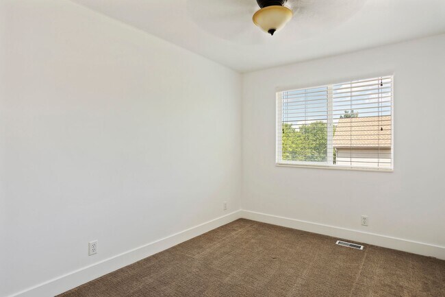 Building Photo - Spacious 4 Bedroom 3 Bathroom Layton Home
