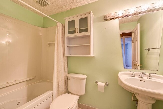 Building Photo - 1560 Douglas Ave