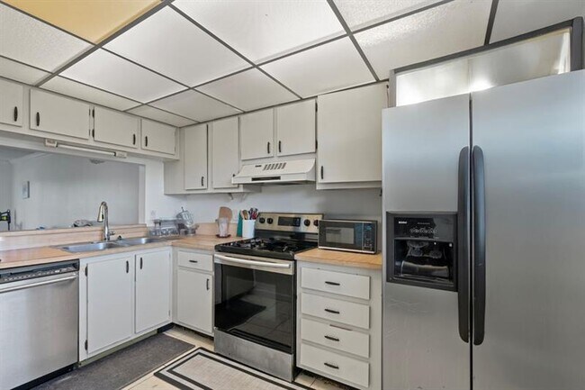 Building Photo - 6075 N Sabal Palm Blvd