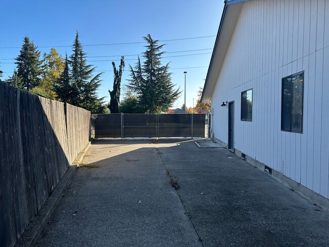 Building Photo - Updated 3 bedroom 1.5 bath house in Eugene!