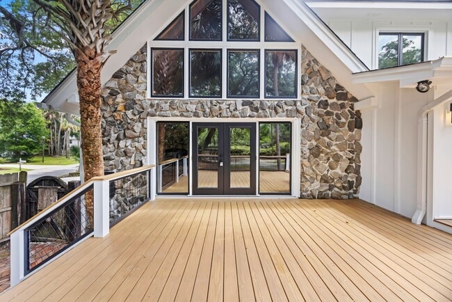 Building Photo - Available 6/15. Stunning, Fully-Rennovated...