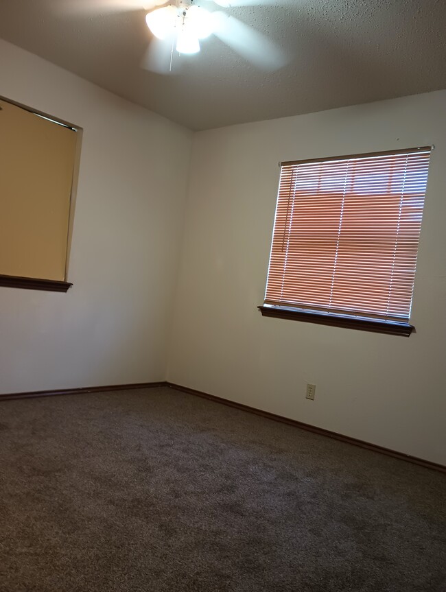 Large 13X12 bedrooms, 8" closets - 2805 Quail Run St