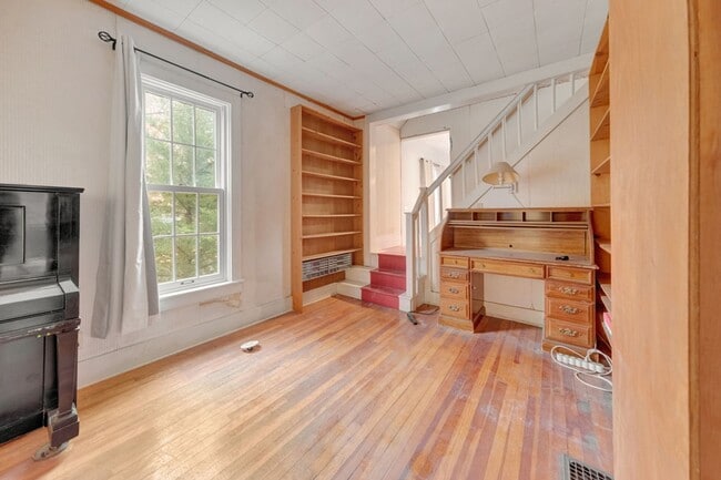 Building Photo - Urbana 3 bedroom/2 bathroom recently updated home!