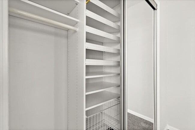 Building Photo - 2bd/2bth in sought after Grandview Condominiums in the heart of Buckhead!
