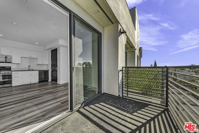 Building Photo - 667 N Wilton Pl