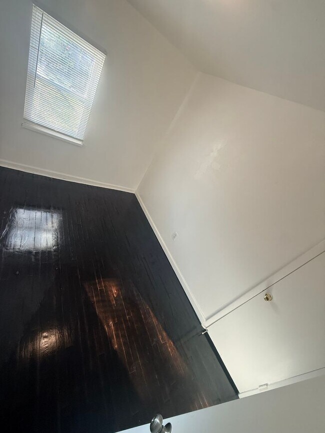 Building Photo - 3 BED 1 BATH SINGLE FAMILY HOME!