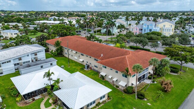 Building Photo - 2800 NE 28th St