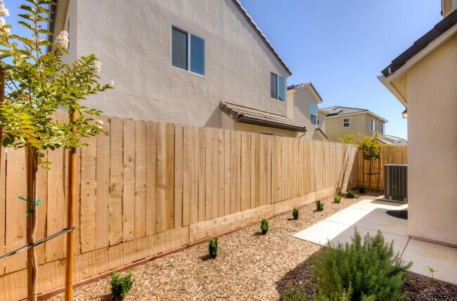 Building Photo - 1527 Foxhill Ln