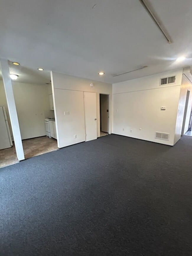 Building Photo - 1 bedroom, 1 bath apartment