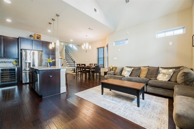 Building Photo - 769 Waverly St