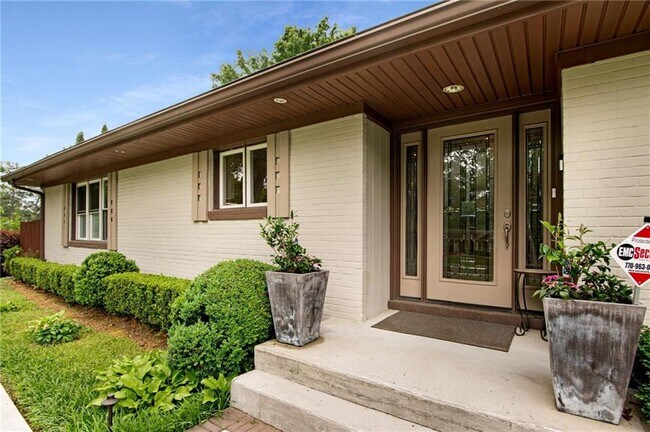 Building Photo - 994 Citadel Dr NE
