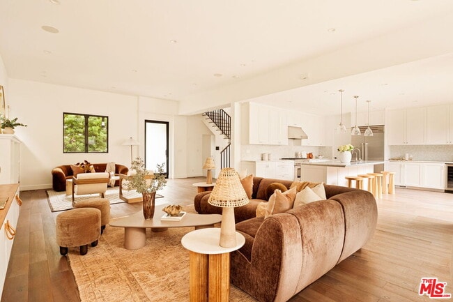 Building Photo - 1023 Superba Ave