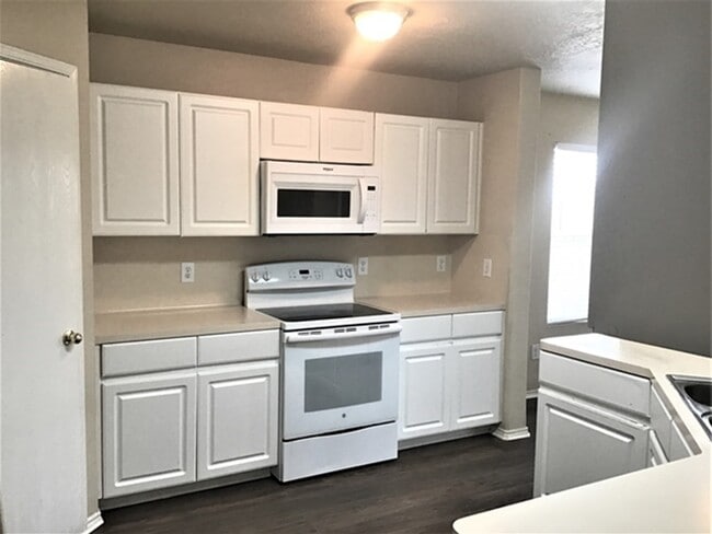 Building Photo - 9530 Belleclaire Ln