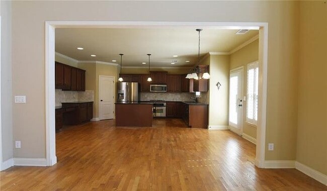 Building Photo - A stunning 5-bedroom, 4-bathroom home in B...