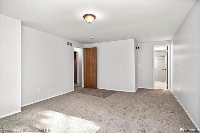 Building Photo - 21385 Deerfield Dr