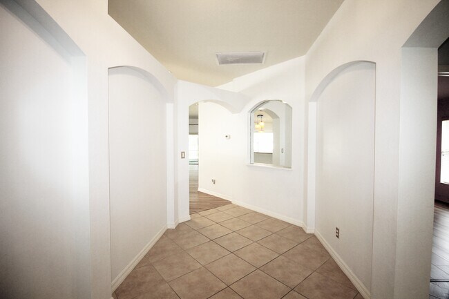 Building Photo - 6428 Waverly Green Way