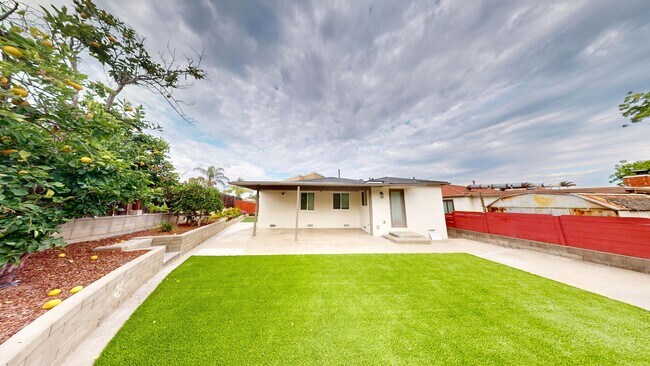 Building Photo - Newly Renovated House!!