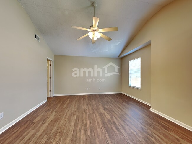 Building Photo - 14 Willow Lakes Dr