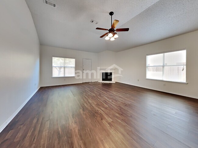 Building Photo - 728 Raven Dr