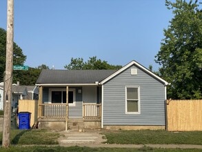 Building Photo - CUTE 1 BEDROOM HOUSE WITH PRIVATE FENCED BACKYARD QUIET STREET