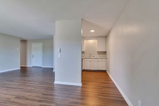 Building Photo - 2 Bedroom Unit was recently renovated.  Live walking distance from the downtown square or steps f...
