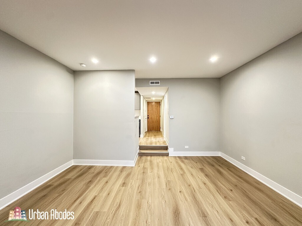 Building Photo - 1212 N La Salle Dr