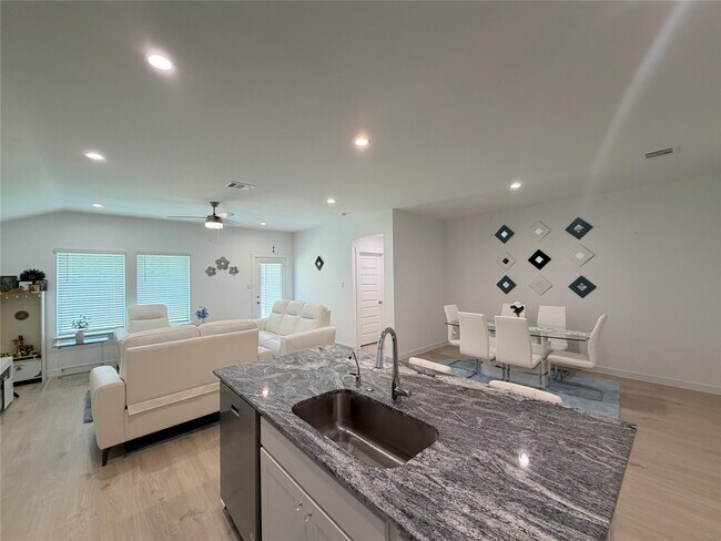 Building Photo - 4986 Edgewood Dr