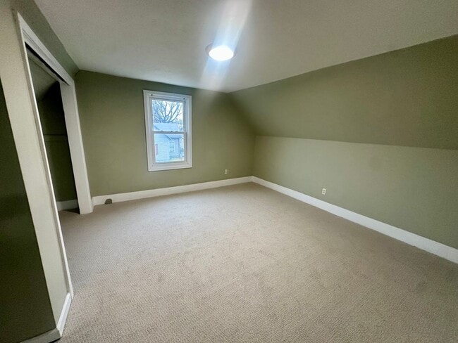 Building Photo - 3 Bedroom, Main Level Primary Bedroom