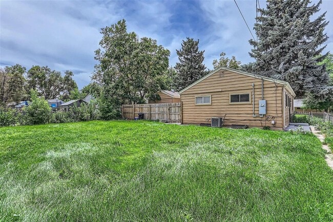 Building Photo - Beautiful 2 Bedroom 1 Bath With Bonus Room...