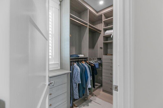 Building Photo - 45 Carnegie Abbey Ln