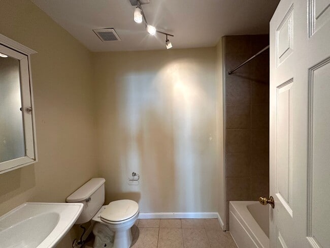 Building Photo - 2 bedrooms 2.5 bath