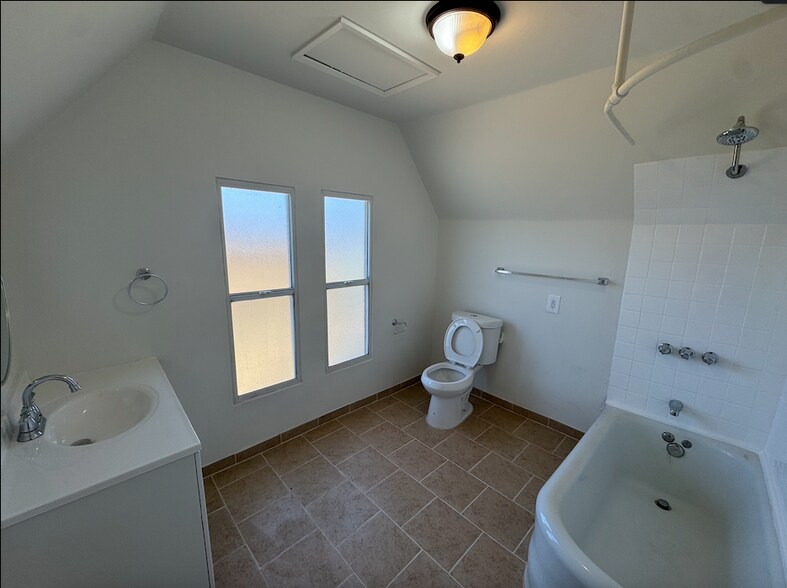 Building Photo - 1031 W 91st St