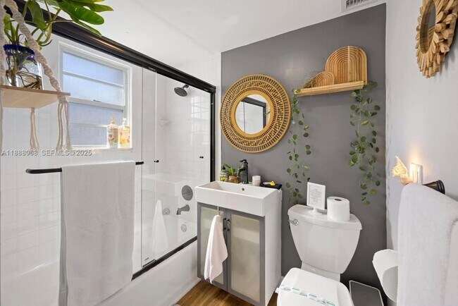 Building Photo - 314 New Hampshire St