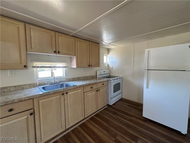 Building Photo - 7849 Suncoast Dr