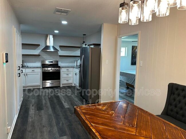 Building Photo - 201 Waters St