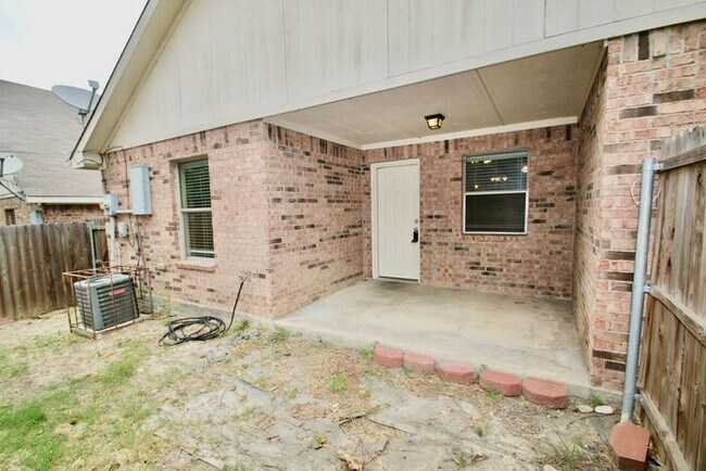 Building Photo - Stunning 3/2 Duplex in West Fort Worth — Granite Kitchen, Garage & Fenced Yard!