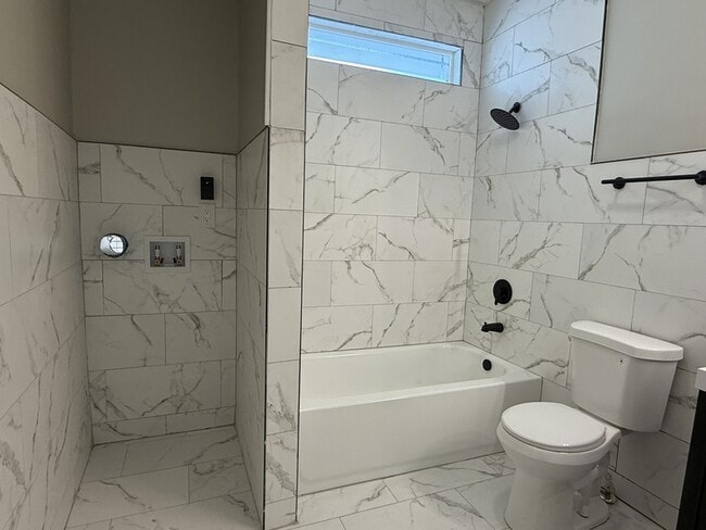 Building Photo - 728 W 39th St