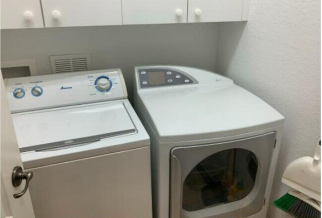 Building Photo - 5021 Vine Cliff Way W