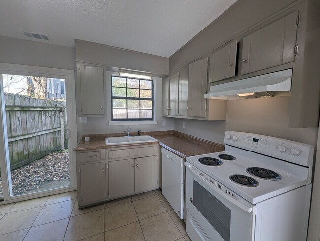Building Photo - 2 Bed/ 1.5 Bath Townhouse