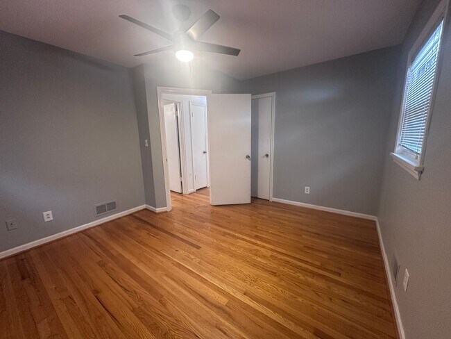 Building Photo - 3 bed, 2 full bath House in 40218 - $2,000/month
