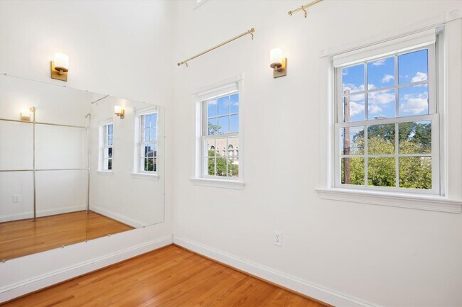 Building Photo - Spiffy 3 Bedroom, 2 Full Bathroom Rowhome just steps from Lincoln Park!!