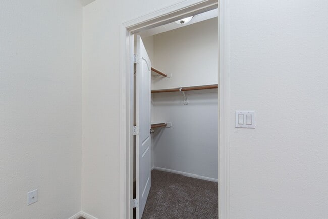 Building Photo - 1st floor unit with garage in gated Hender...