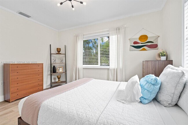 Building Photo - 1636 Arthur St